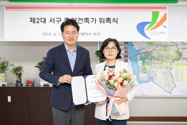 ▲ 강범석 인천서구청장과 이인경 건축가.