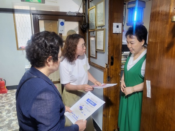 ▲ 미추홀구 사회적 고립 가구 상시 발굴 체계 구축 위한 안내문 전달 모습.