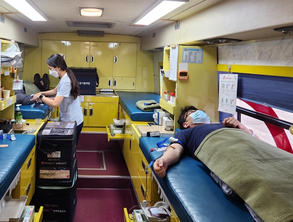 ▲ 평택항 마린센터 주차장 내 헌혈버스에서 마린센터 입주기업 임직원이 헌혈을 하고 있다.