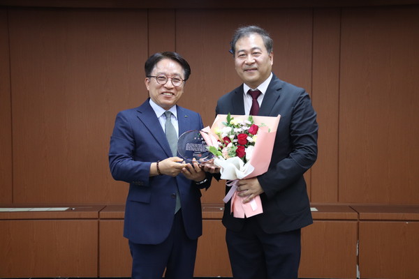 ▲ 미르스타디움 화재복구공사 시공업체에 감사패 수여 모습.