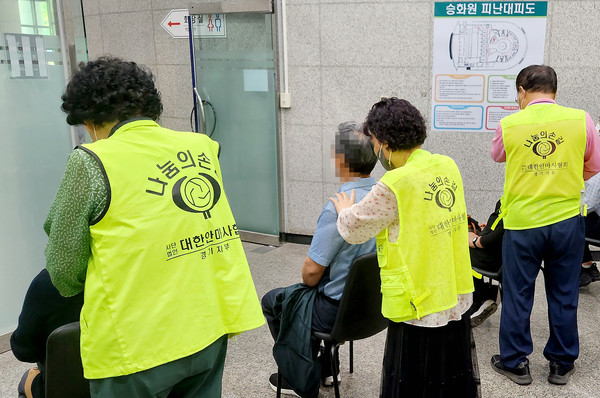 ▲ 지난달 18일 대한안마사협회 경기지부 소속 안마사들이 승화원에서 유족들에게 안마 서비스를 제공하고 있다. (사진=수원도시공사 제공)