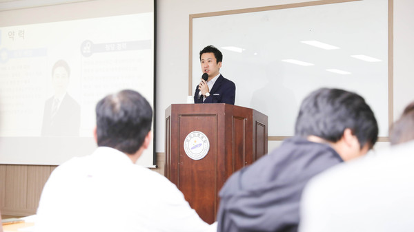 ▲ 안산시의회 송바우나 의장이 13일 안산학연구원 교육장에서 지방정치와 의회의 역할을 주제로 특강을 진행하고 있다.