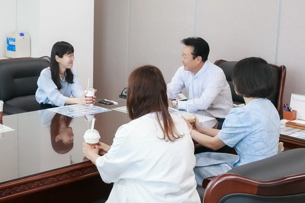 ▲ 의회사무국 직원들과 릴레이 소통 간담회 진행하는 최성운 의장.