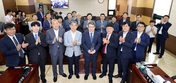 ▲ 상수도사업본부장 공로패 전달식 기념촬영.
