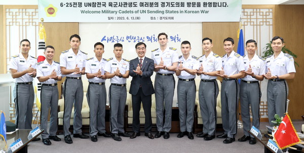 ▲ 염종현 의장, 호국보훈의 달 ‘유엔 참전국 출신 육군사관생도’ 초청 단체사진.