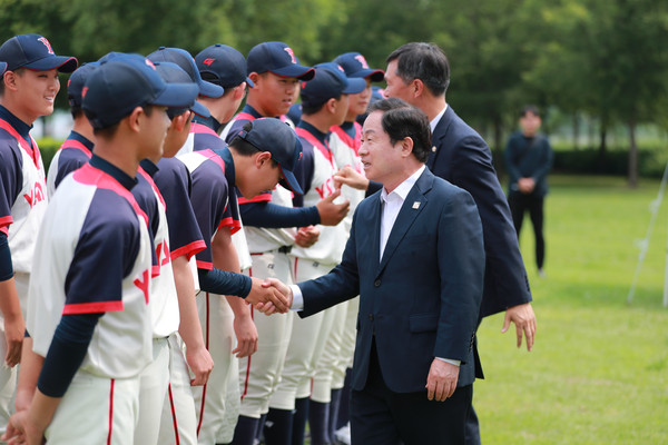 ▲ 연세중학교 야구부 학생들을 격려하고 있는 주광덕 남양주시장.