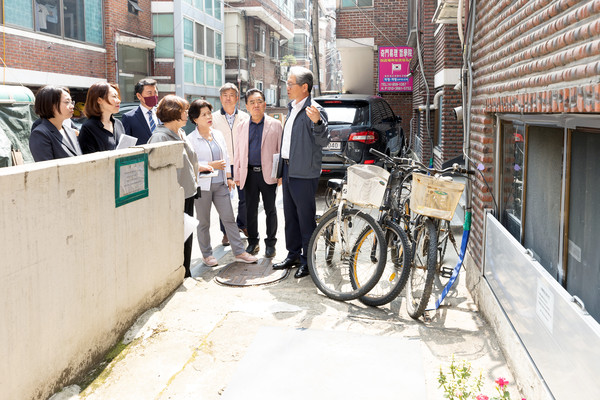 ▲ 복지건설위원회 위원들이 구로3동 반지하 침수주택 현장을 방문해 침수방지시설을 점검하고 있다.