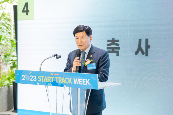 ▲ 14일 역삼로 창업가 거리에서 진행된 ‘2023 강남 창업가 거리 축제’ 개막식에서 강남구의회 전인수 부의장이 축사를 하고 있다.