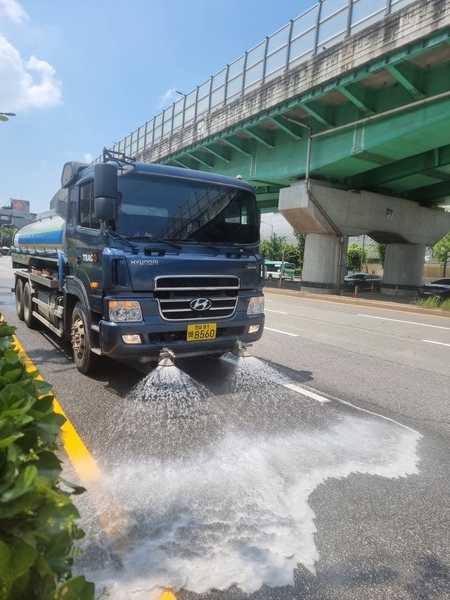 고압 살수차로 도로 미세먼지와 폭염 잡는다