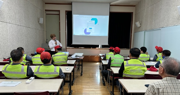 스마트워치 활용교육을 받고 있는 군포시 환경미화원들