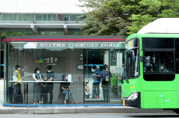 ▲ 무더위쉼터로 활용되는 성동구 스마트쉼터의 모습.