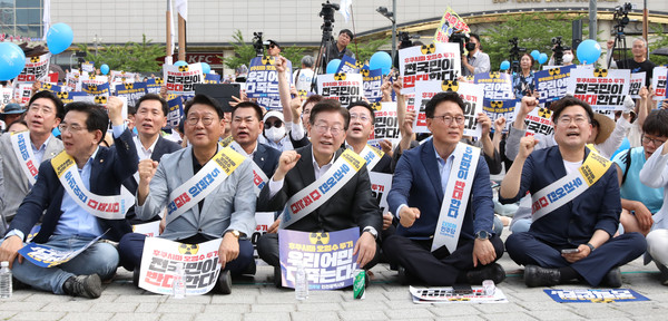 ▲ 이재명 더불어민주당 대표가 17일 오후 인천시 부평역 북광장에서 열린 후쿠시마 오염수 방류 인천 규탄대회에서 참석자들과 피켓을 들고 구호를 외치고 있다. /뉴시스