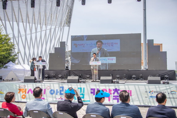 ▲ 정서진 아라뱃길 카약축제에 참석한 강범석 인천서구청장.