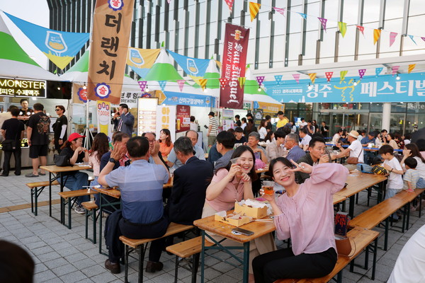 ▲ 경주 술술페스티벌에 참석한 방문객들이 맥주를 마시며 축제를 즐기고 있다.