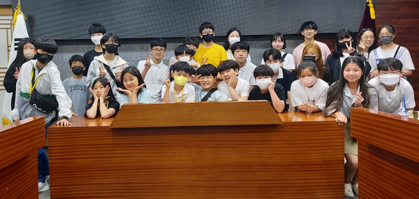 ▲ 오산시 제6대 어린이·청소년의회 참여자들 기념촬영 모습.