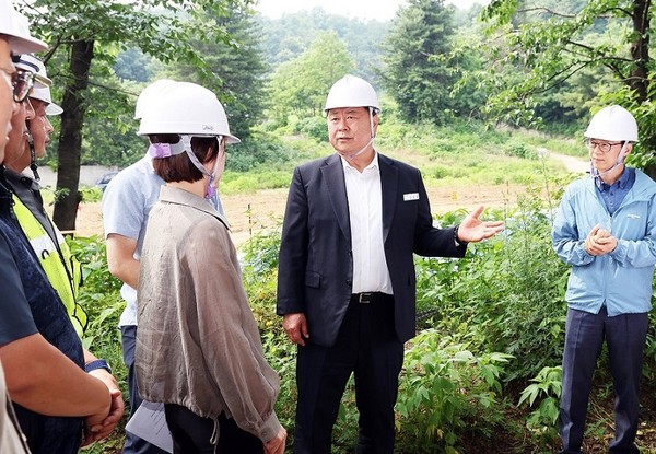 ▲ 김경일 파주시장이 캠프하우즈 근린공원 조성공사 현장을 방문했다.