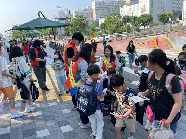 ▲ 광주시 초등학교 대상 아동학대 예방캠페인 실시 모습.