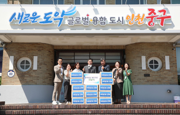 ▲ 인천중구자원봉사센터 쿨스카프 전달 모습.