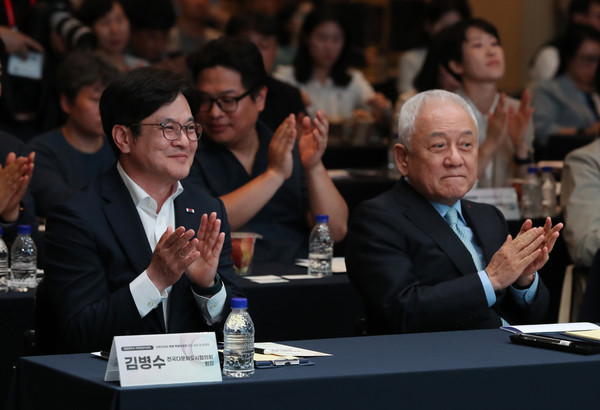 ▲ (좌)김병수 김포시장과 (우)김한길 위원장.