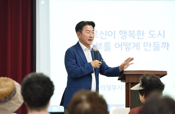 ▲ 김동근 시장 의정부시지회 부설 노인대학 특강 진행 모습.
