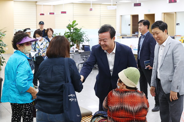 ▲ 교통카드 발급지원 NH농협 방문한 김성제 의왕시장.
