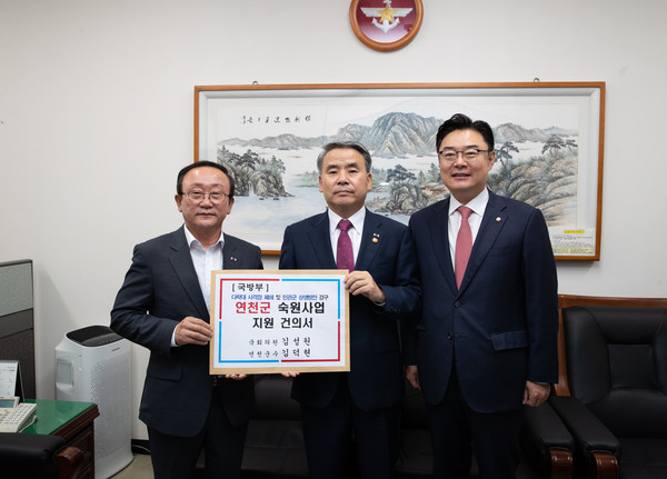 ▲ (왼쪽부터)김덕현 연천군수, 이종섭 국방부장관, 김성원 국회의원.