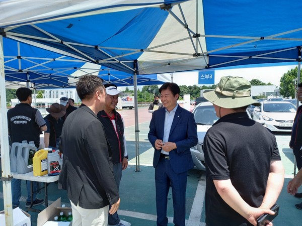 ▲ 조용익 부천시장이 자동차 무상 안전점검 현장 방문하여 행사에 참여한 정비업대표자들을 격려했다.