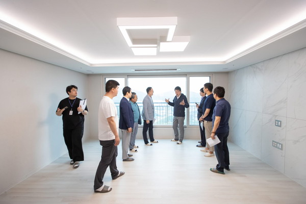 ▲ 강범석 인천서구청장이 한들지구 아파트 현장점검을 실시하고 있다.