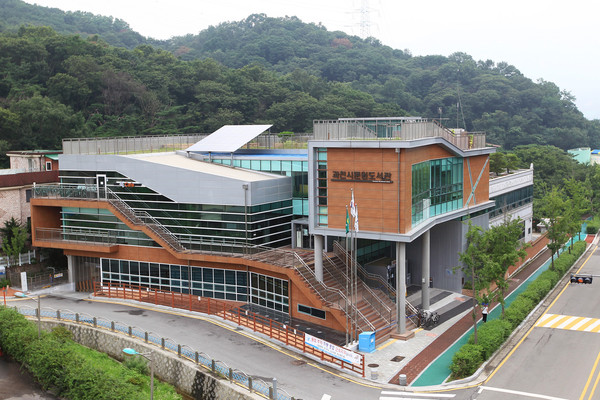 ▲ 과천시 문원도서관 전경.