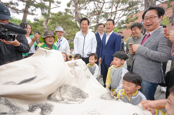 ▲ 개관식에 참석한 오세훈 서울시장과 함께 야외프로그램에 참여하고 있는 어린이를 만나고 있는 이승로 성북구청장(오른쪽에서 세 번째).