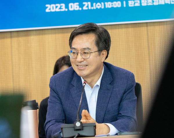 ▲ 21일 오전 경기창조경제혁신센터에서 열린 투자유치 100조+ 전략 회의에서 김동연 경기도지사가 인사말을 하고 있다.