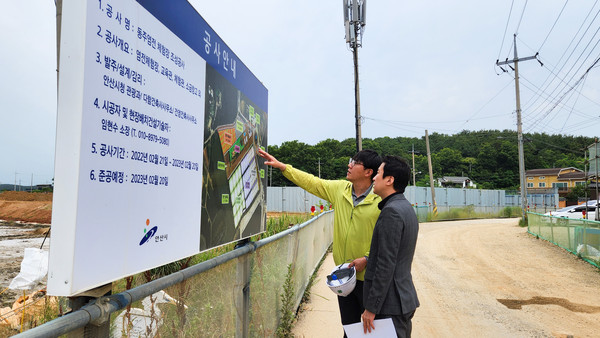 ▲ 동주염전 체험장 조성 공사 현장을 방문한 송바우나 의장.