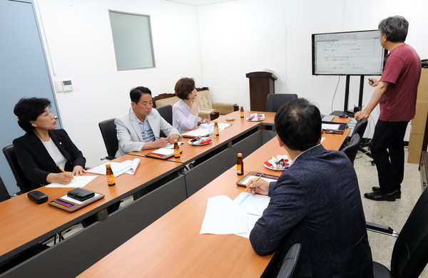 ▲ 세미나 진행하는 의원연구단체 소속 의원들.