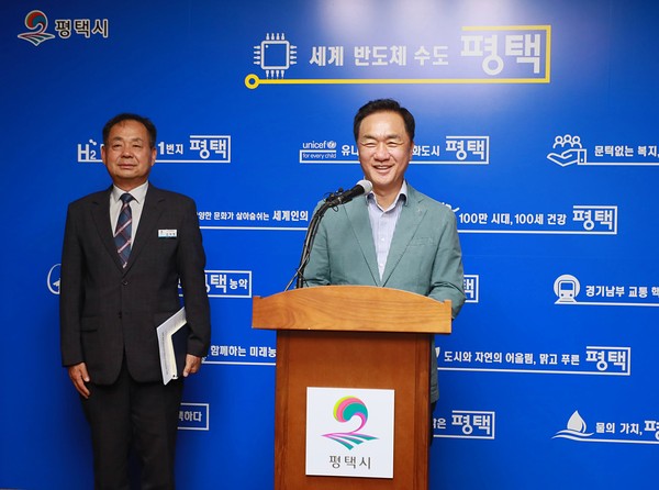 ▲ 정장선 시장이 평택 고덕국제화계획지구 개발 가속화 알파탄약고 이전 합의 브리핑을 진행하고 있다.