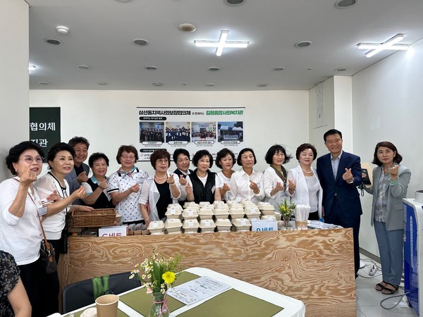 ▲ ‘친환경 하루 카페’ 참여자 단체사진(오른쪽 두번째 이승로 성북구청장).