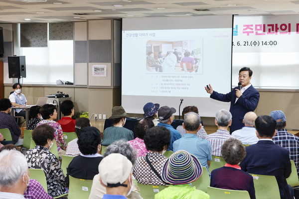 ▲ 김성제 의왕시장이 찾아가는 시장실을 진행하고 있다.