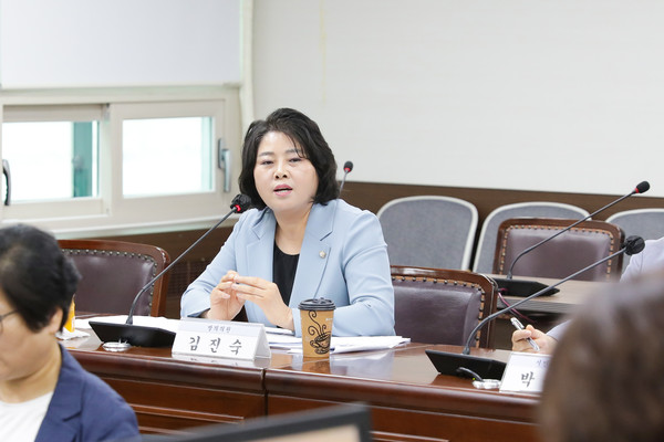 ▲ 이번 정례회 기획행정위원회에서 조례안에 대해 설명하고 있는 김진숙 의원의 모습.