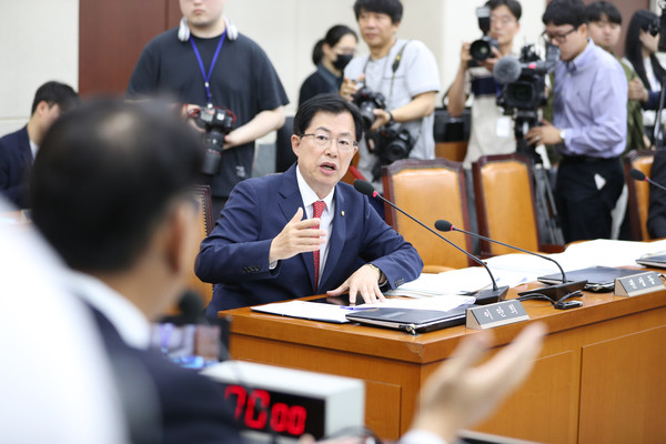 ▲ 김교흥 행안위원장과 언쟁하는 이만희 의원. /뉴시스