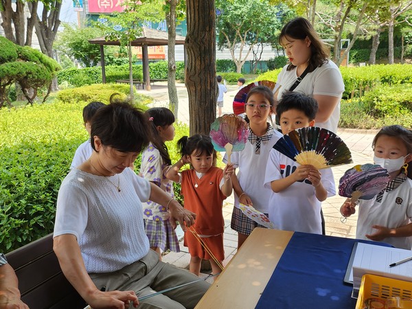용인시예절교육관이 한국의 명절 '단오' 풍속을 체험할 수 있는 프로그램을 마련했다.