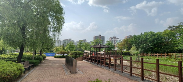 다양한 수목이 심어질 예정인 서두물공원 연못 주변