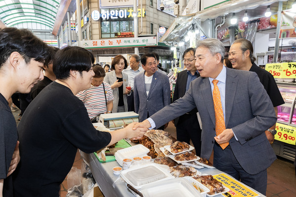 윤환 계양구청장, 계양산전통시장 제1회 상생 뭉치마켓 참석