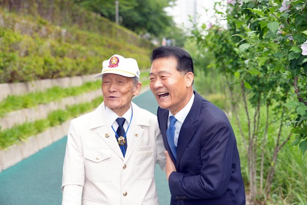 ▲ 참전용사 심영우 옹과 이승로 성북구청장(오른쪽)이 환담을 하고 있다.