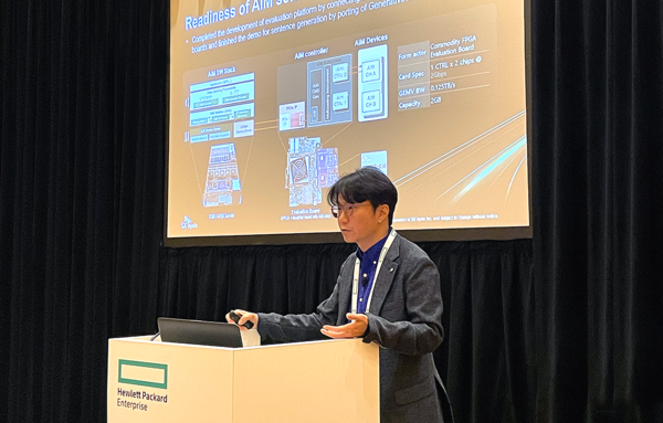 ▲ SK하이닉스 Solution개발 조직의 임의철 부사장(펠로우)이 'HPE 디스커버 2023'에서 PIM 반도체가 향후 어떻게 GPT의 효율성을 높일지 설명하고 있다.