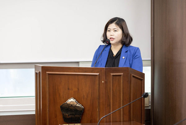 ▲ 안산시의회 박은정 의원이 지난 2일 제283회 제1차 정례회 문화복지위원회에서 안산시 학생 불균형 체형 관리 지원에 관한 조례안에 대해 제안설명을 하고 있다.