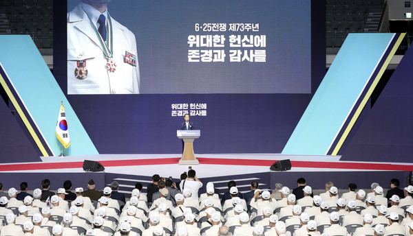 ▲ 한덕수 국무총리가 25일 서울 중구 장충체육관에서 열린 제73주년 6·25전쟁 기념식에 참석해 기념사를 하고 있다. /뉴시스