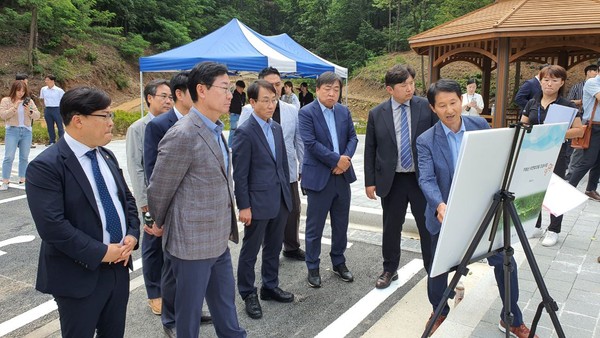 ▲ 무봉산 점검하는 이원욱 국회의원.