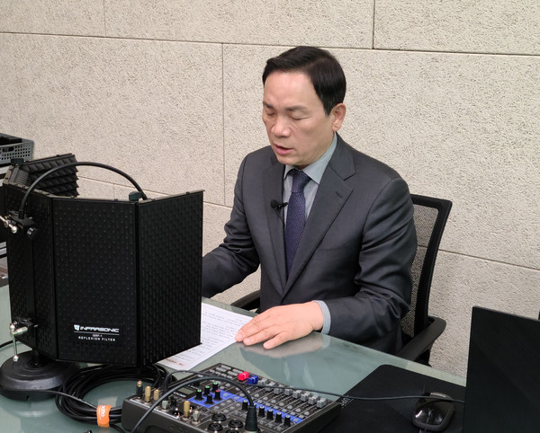 ▲ 청렴방송을 녹음하는 조성명 강남구청장.