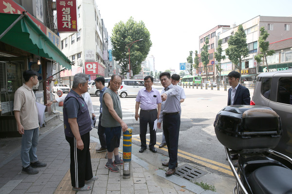 ▲ 김정헌 인천중구청장 원도심 침수치약지역 현장점검 실시 모습.