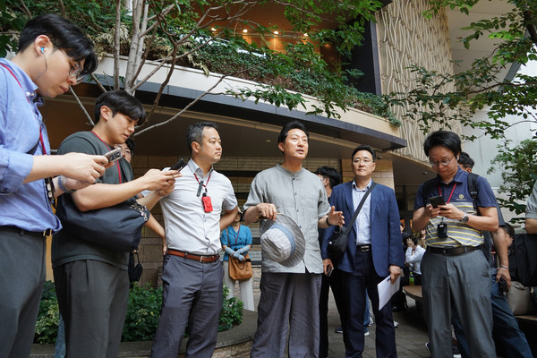 ▲ 오세훈 서울시장은 지난 25일 일본 도쿄 마루노우치 일대를 둘러본 뒤 녹지 공간에 대해 설명하고 있다. /뉴시스