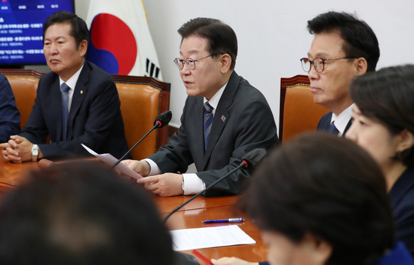 ▲ 이재명 대표가 여의도 국회에서 열린 최고위원회의에서 발언을 하고 있다. /뉴시스